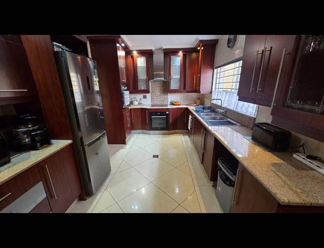 5 BEDROOM HOUSE FOR SALE IN BRACKENHURST
